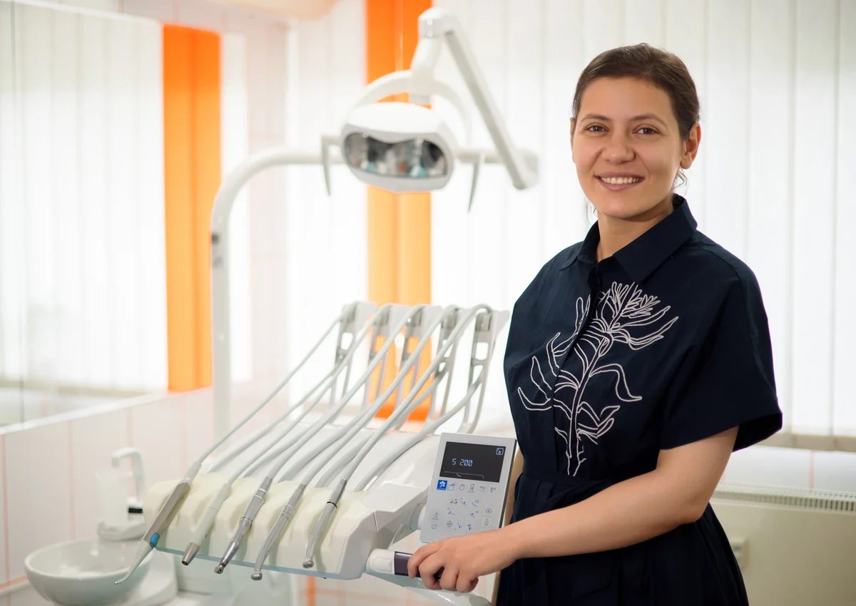 Dr. Miu (Enache) Maria în cabinetul stomatologic modern Blue Dental Galați