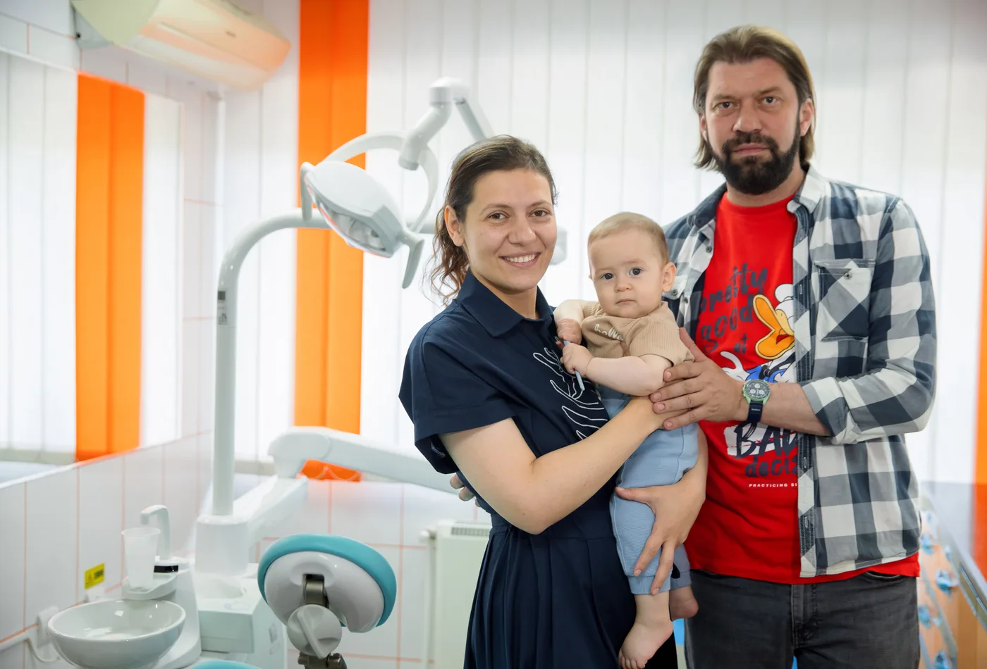 Dr. Miu (Enache) Maria cu pacienți de familie la Blue Dental Galați