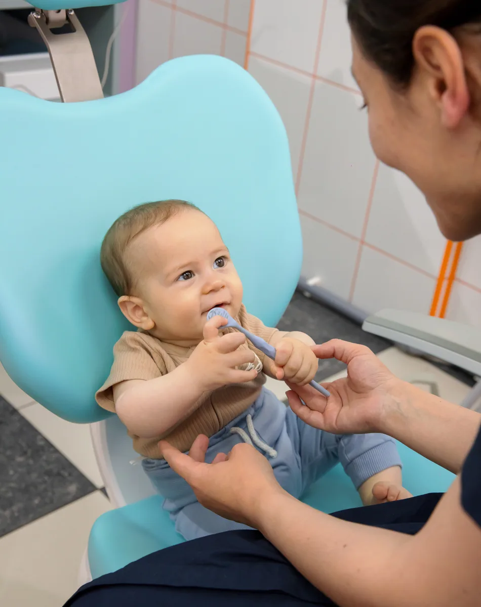 Bebeluș zâmbind în fotoliul dentar la Blue Dental Galați