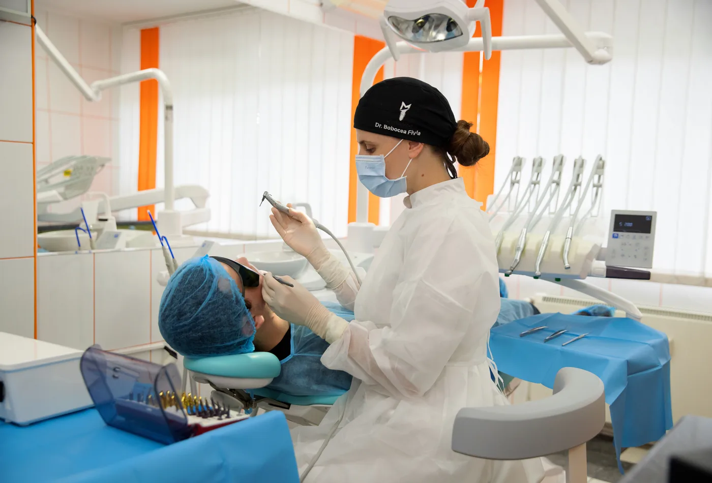 Tratament carie dentară la Blue Dental Galați — Dr. Bobocea Fivia
