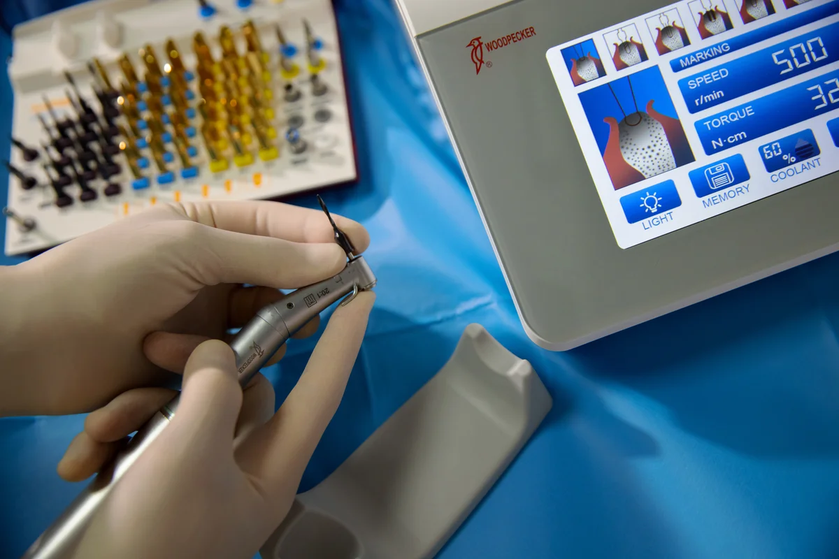 Fiziodispenser chirurgical Woodpecker cu control computerizat al cuplului la Blue Dental Galați
