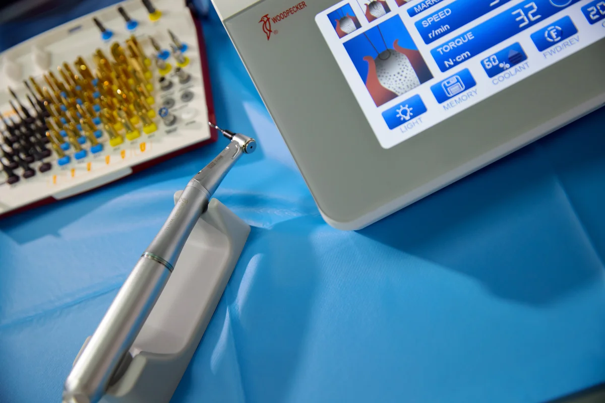Trusă sterilă cu freze chirurgicale calibrate pentru implanturi dentare la Blue Dental