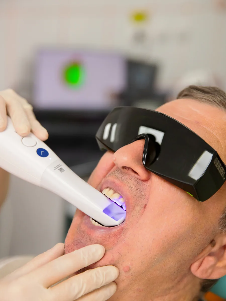 Tratament laser dentar — glow albastru UV de siguranță la Blue Dental