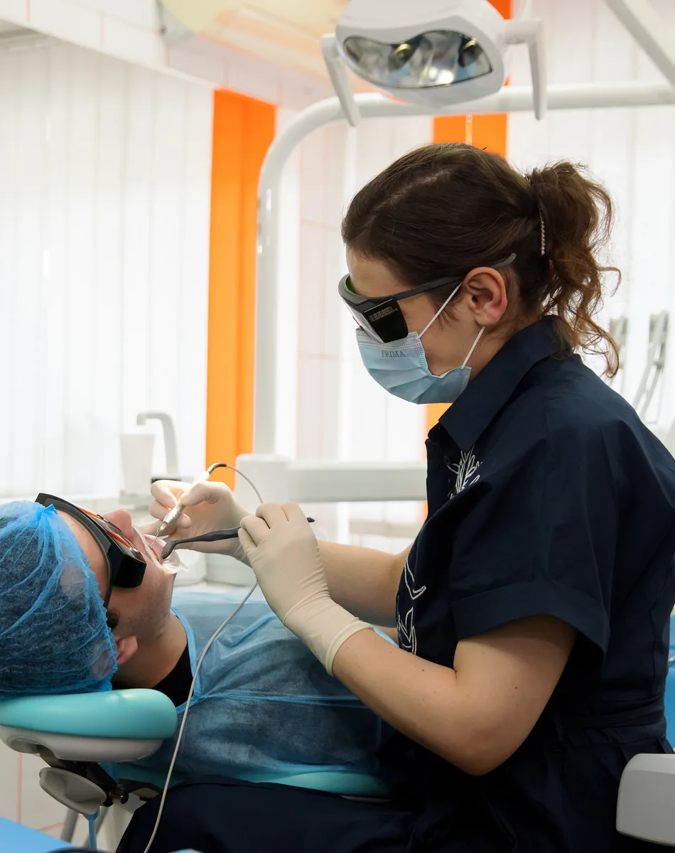 Dr. Miu (Enache) Maria efectuând tratament laser parodontal la Blue Dental