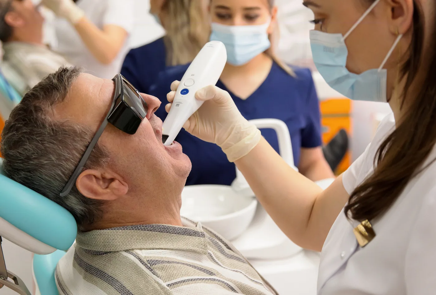 Tratament laser dentar la Blue Dental Galați — Dr. Bejan Iulia-Otilia cu pacient