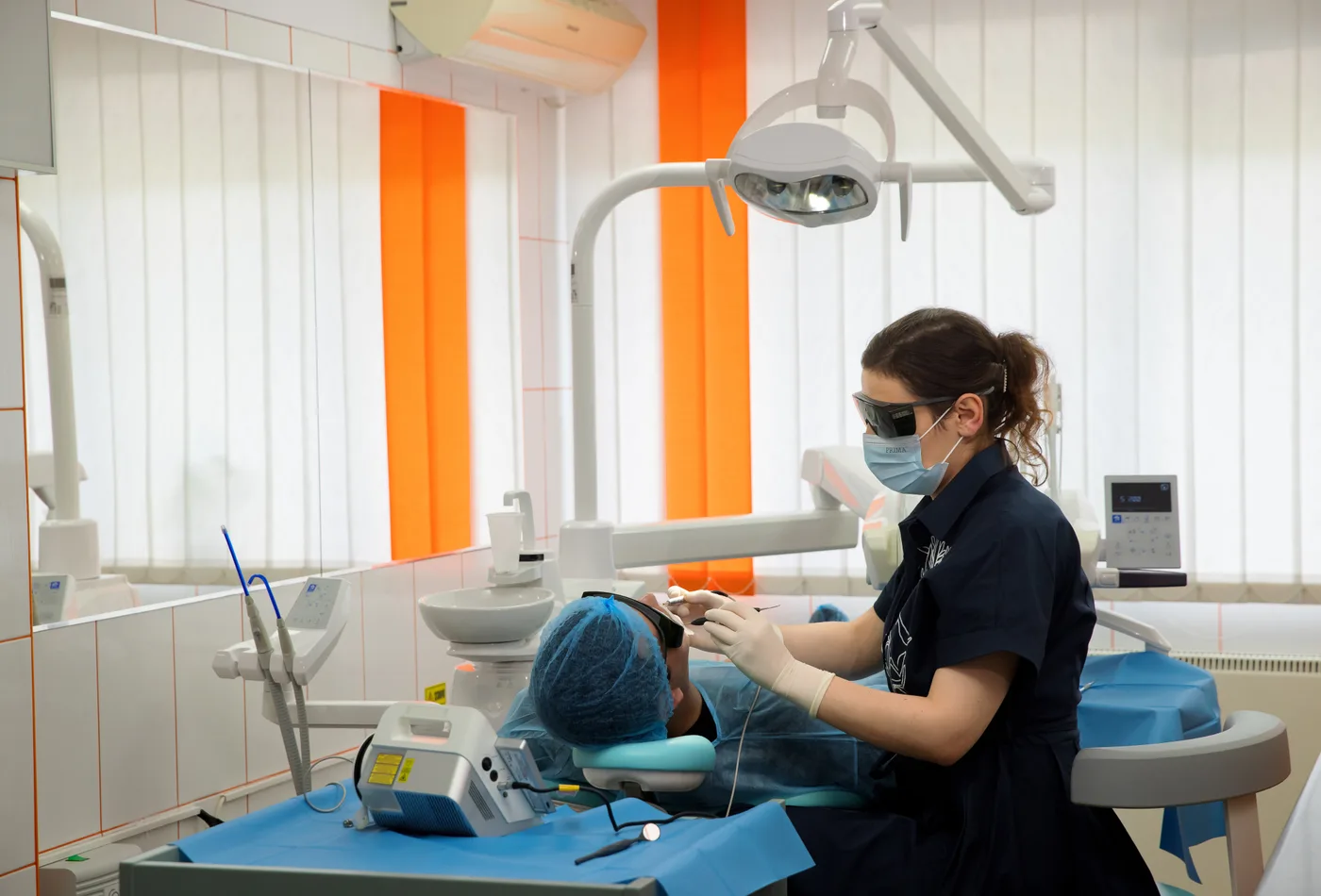 Dr. Miu (Enache) Maria efectuând tratament parodontal cu laser la Blue Dental Galați
